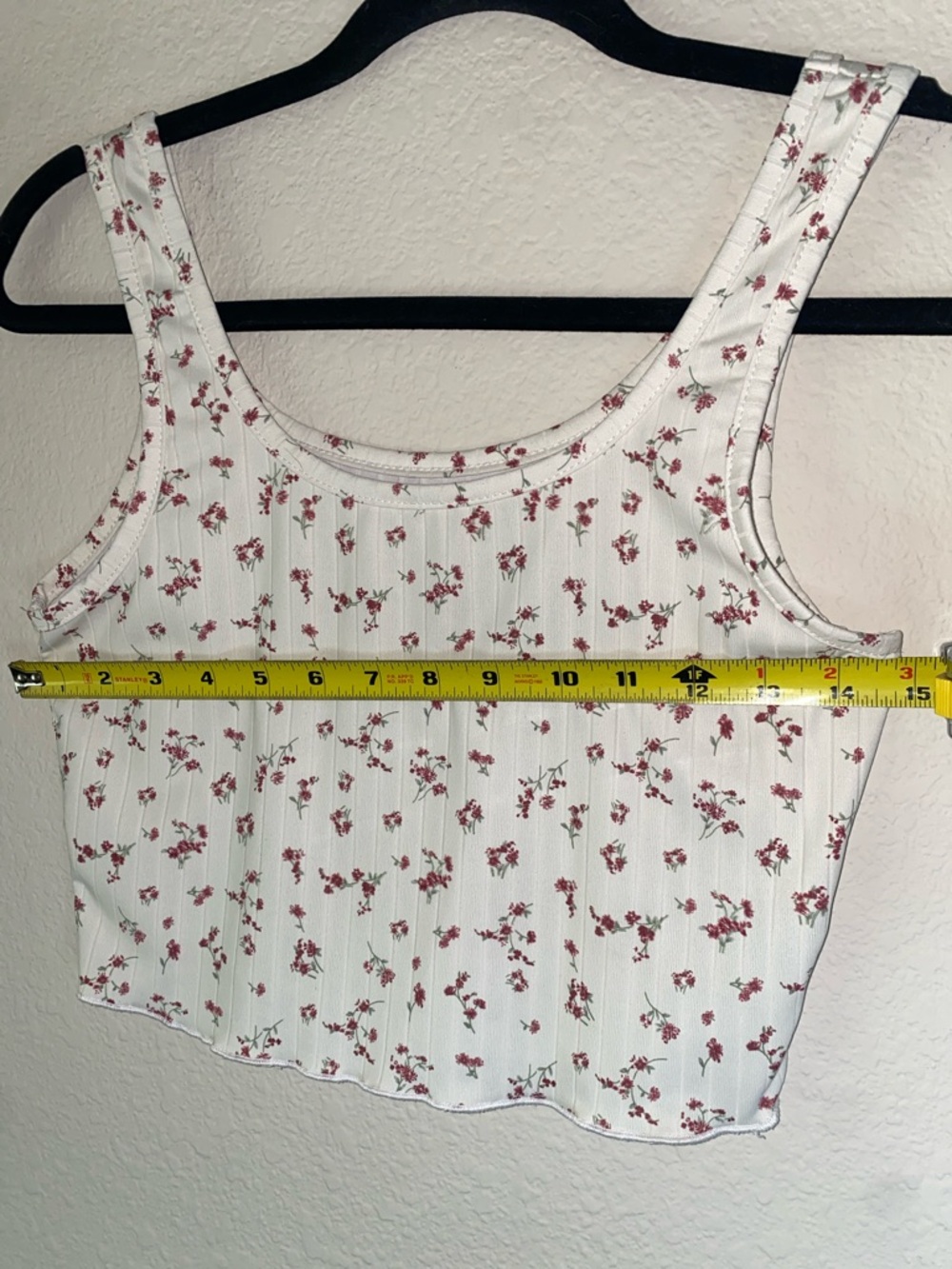 🛍️Ribbed White Crop Top with Red and Green fine line detailed flowers! - Picture 7 of 7